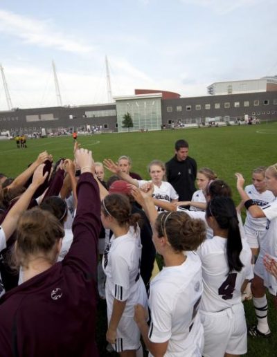 the women's soccer team exchanging high fives